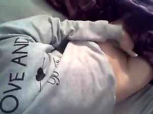 Micaela Asenjo colandose los dedos 2